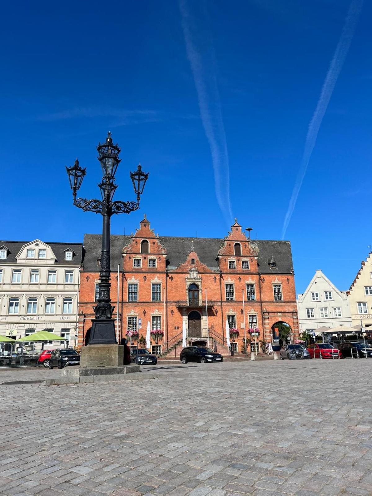 Lykkefund - Ferienwohnungen In Hafennaehe Glueckstadt Exterior foto